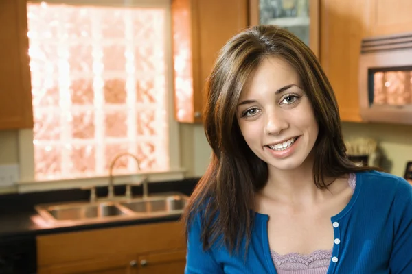 Usmívající se žena v kuchyni — Stock fotografie