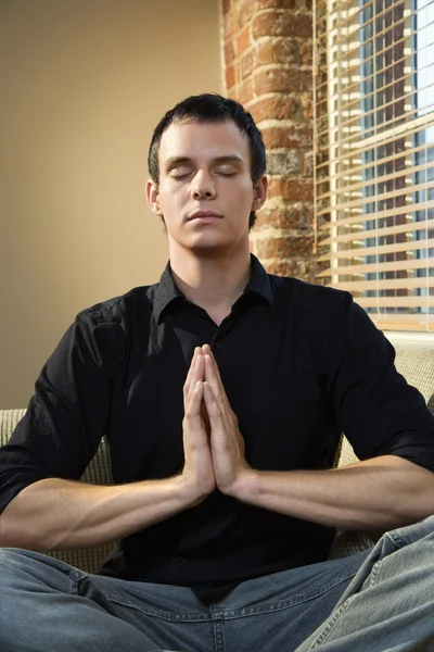 Homem em pose de meditação — Fotografia de Stock