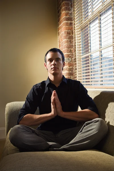 若い男が瞑想し — ストック写真
