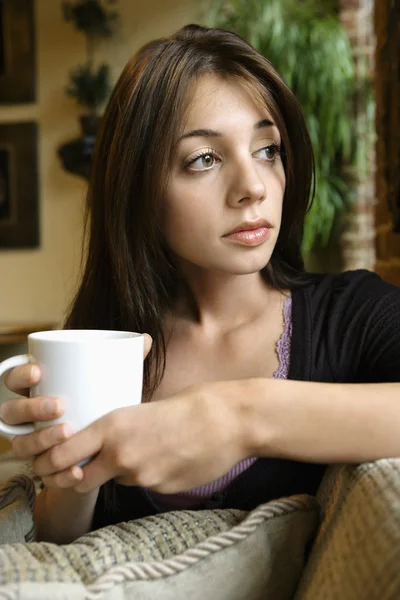 Žena s šálek kávy — Stock fotografie