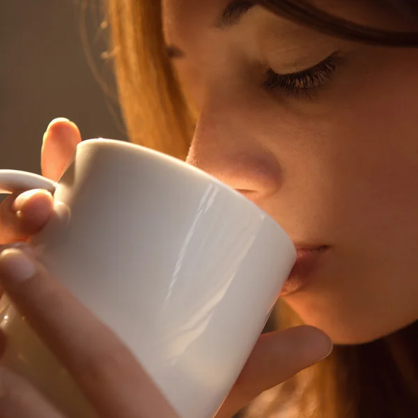Жінка п'є з чашки — стокове фото