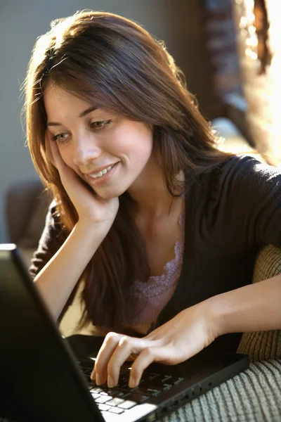 Ευτυχισμένη γυναίκα που χρησιμοποιεί φορητό υπολογιστή — Φωτογραφία Αρχείου