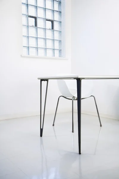Scrivania e sedia in ufficio — Foto Stock