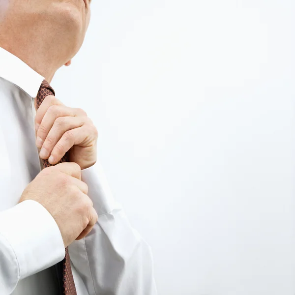 Işadamı kravat bağlama — Stok fotoğraf