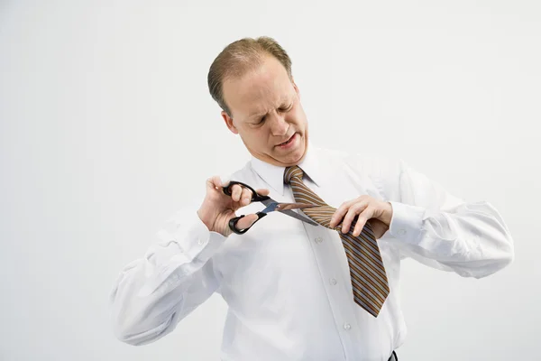 Empresário cortando gravata — Fotografia de Stock
