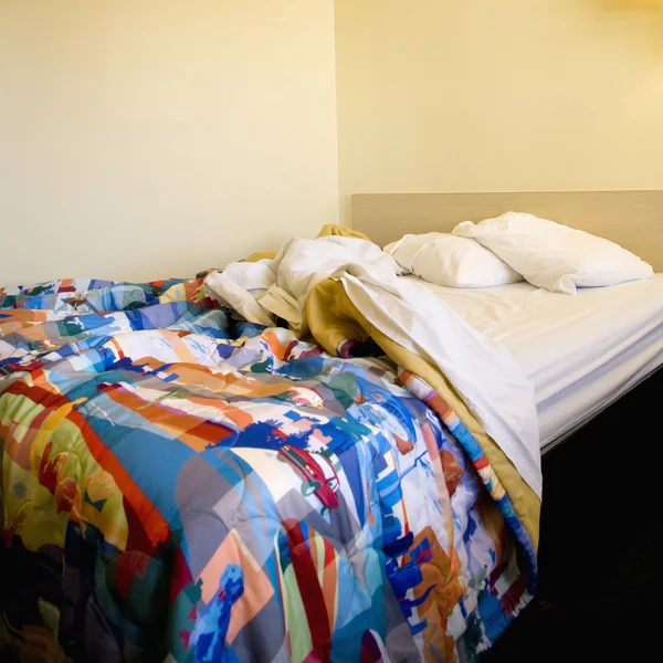 Tempat tidur yang belum dibuat di kamar . — Stok Foto
