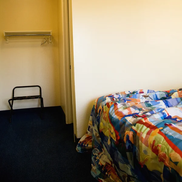 Fine del letto disordinato in motel . — Foto Stock