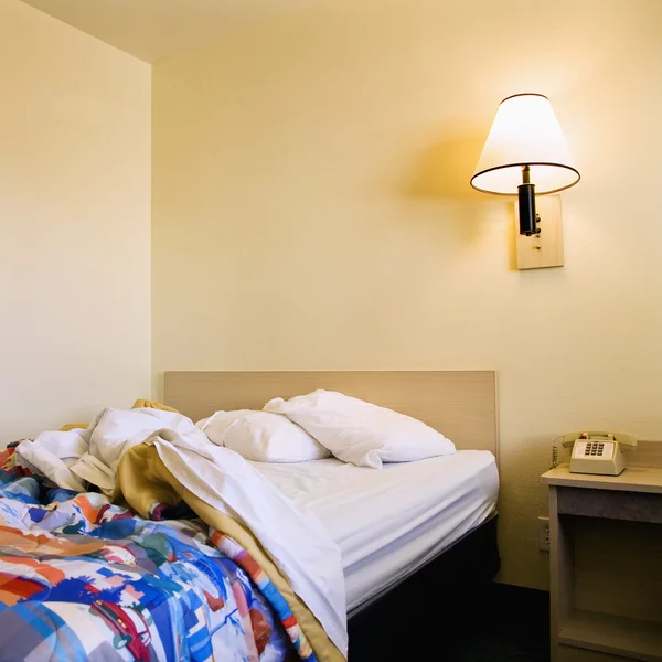Tempat tidur yang belum dibuat di motel . — Stok Foto