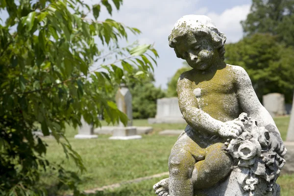 Cherub staty på kyrkogård. — Stockfoto