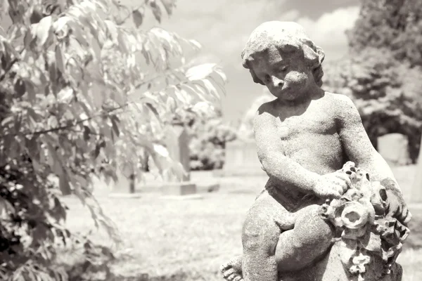 Инфракрасная статуя херувима на кладбище . — стоковое фото