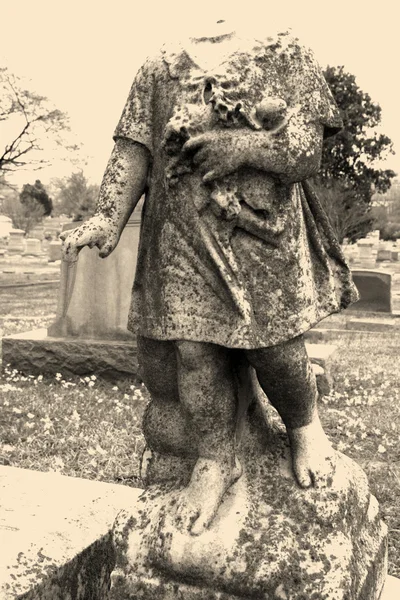 Headless statue in graveyard. — Stock Photo, Image