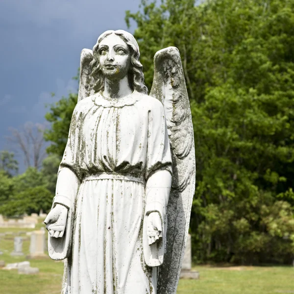 Estátua do anjo da guarda no cemitério . — Fotografia de Stock
