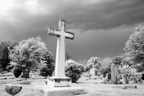 Infravörös temetői jelenet — Stock Fotó
