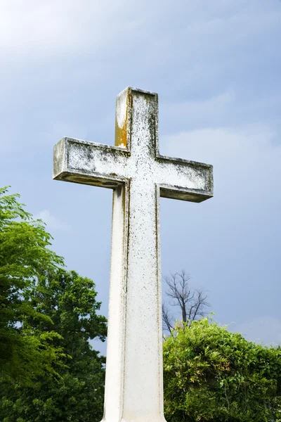 Cross in graveyard. — Stock Photo, Image