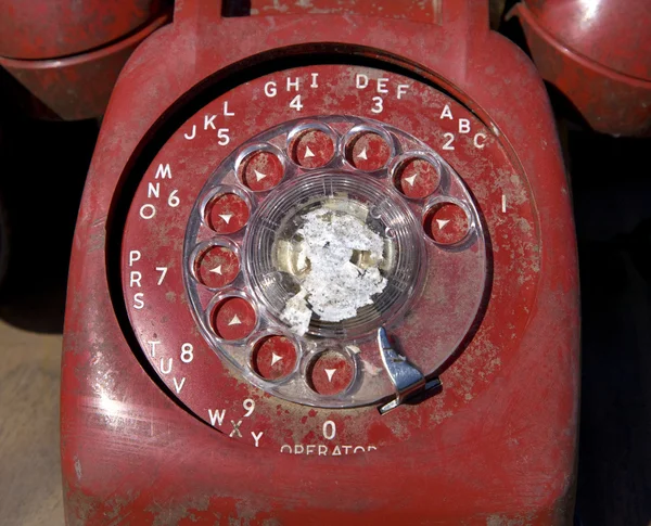 Παλιά κόκκινο περιστροφικό τηλέφωνο. — Φωτογραφία Αρχείου