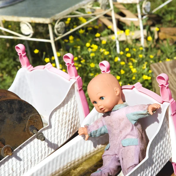 Baby doll i spjälsäng. — Stockfoto