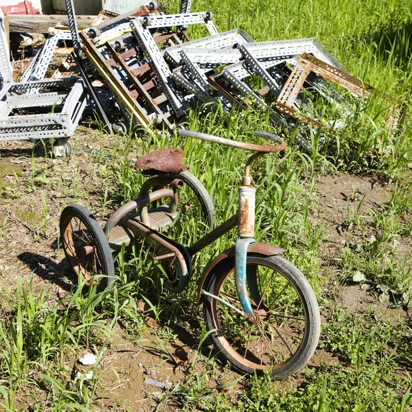 Triciclo arrugginito abbandonato . — Foto Stock