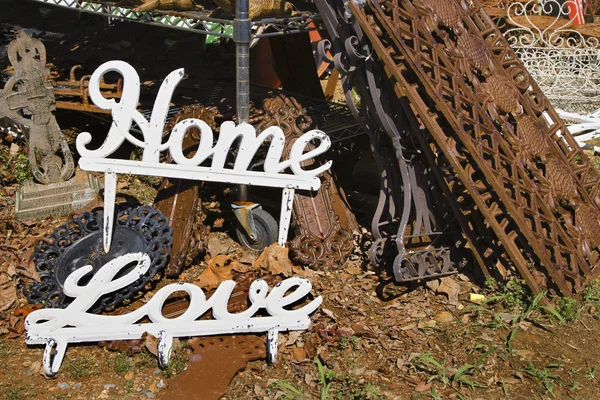 Metal words "Home" and Love" — Stock Photo, Image