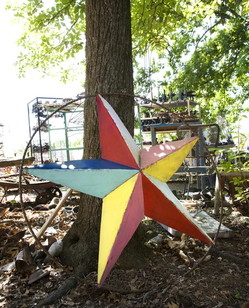 Цветная металлическая звезда против дерева . — стоковое фото