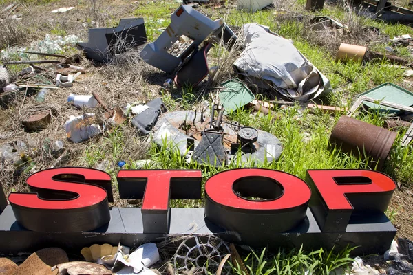 Cartas deletreando ALTO en basurero basura . — Foto de Stock