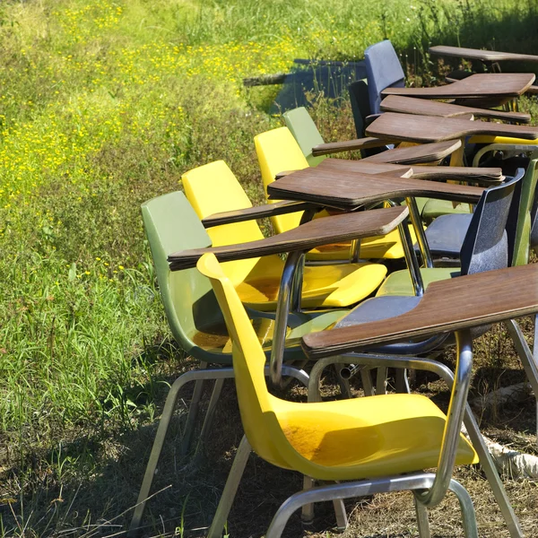 Cadeiras velhas no campo . — Fotografia de Stock