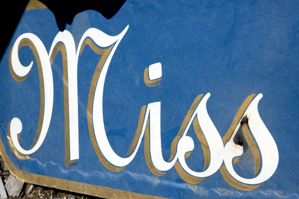 Parola "Miss" su sfondo blu . — Foto Stock