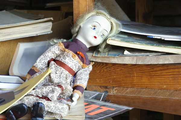 Velha boneca abandonada na prateleira — Fotografia de Stock