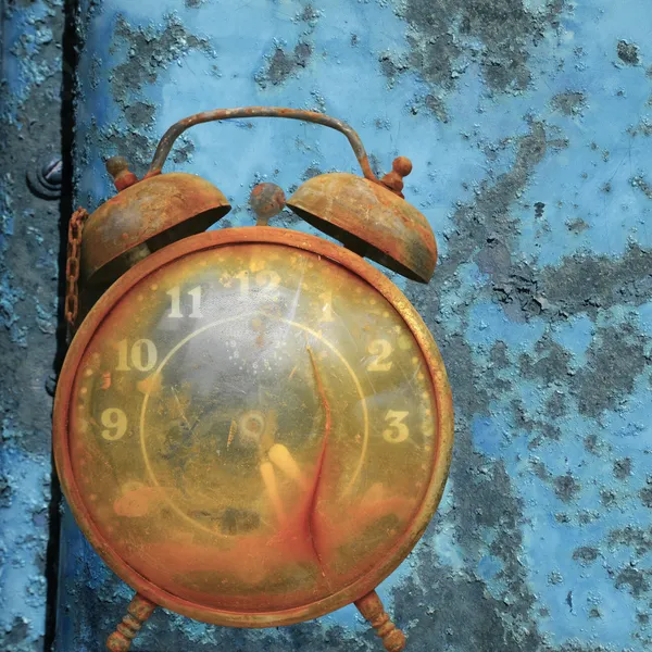 Годинник нагадування проти синього . — стокове фото