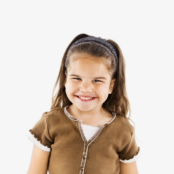 Pequena menina hispânica sorridente . — Fotografia de Stock