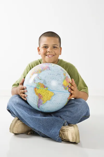 Uśmiechający się świata gospodarstwa hiszpanin chłopiec. — Zdjęcie stockowe