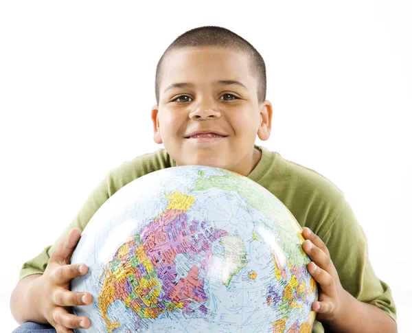 Lächelnder junger hispanischer Junge mit Globus — Stockfoto