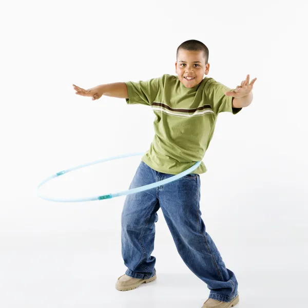 Hula hoop kullanarak çocuk. — Stok fotoğraf
