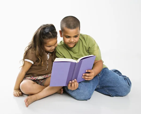 Menino e menina leitura livro . — Fotografia de Stock