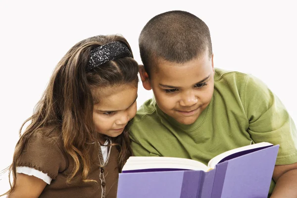 Bruder und Schwester lesen Buch. — Stockfoto