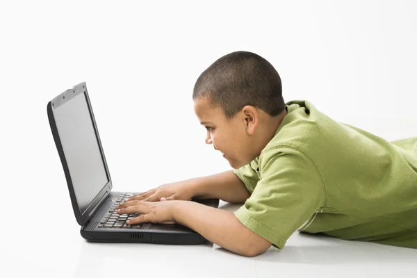 Chico hispano en computadora . — Foto de Stock