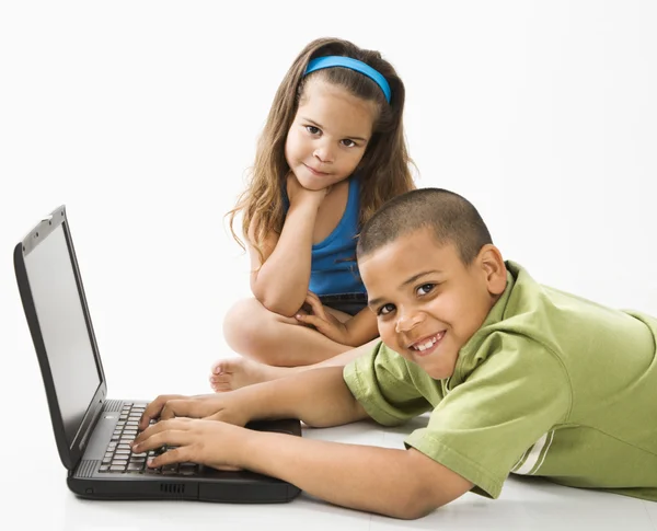 Hiszpanin chłopiec na laptopie z siostra. — Zdjęcie stockowe