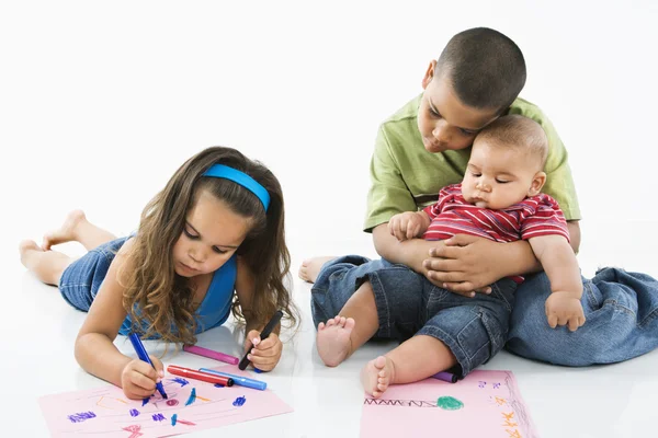 Hispanic girl coloring with brothers. — Stock Photo, Image