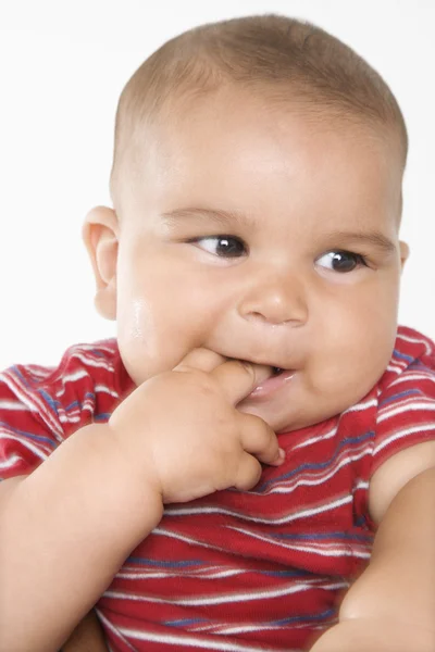 Lachende Spaanse mannelijke baby. — Stockfoto