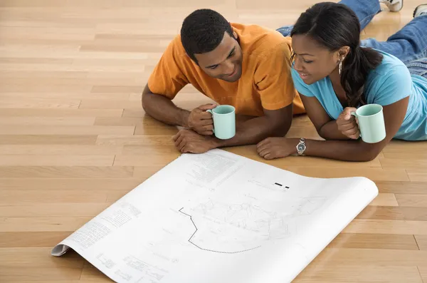 Couple looking at blueprints. — Stock Photo, Image