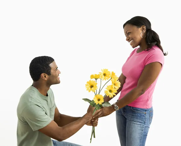Muž dává ženě květiny. — Stock fotografie
