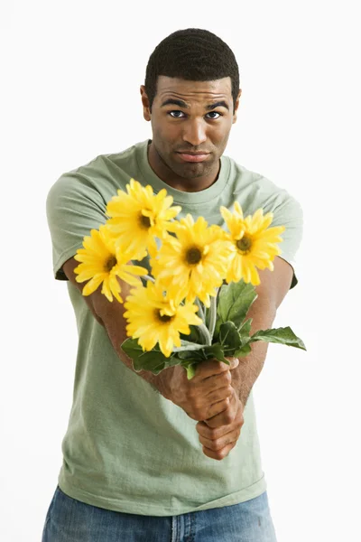 Pouting homme avec bouquet . — Photo