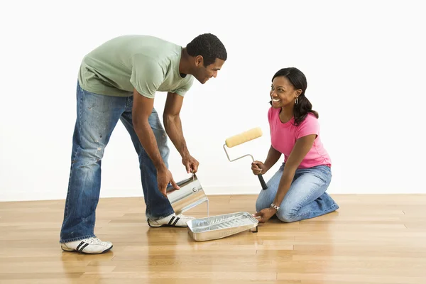 Pareja preparándose para pintar . — Foto de Stock