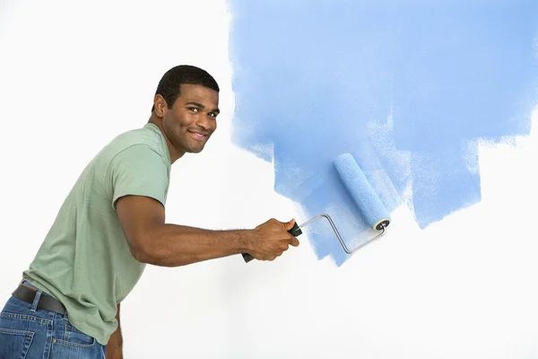 Hombre guapo pintando pared . — Foto de Stock