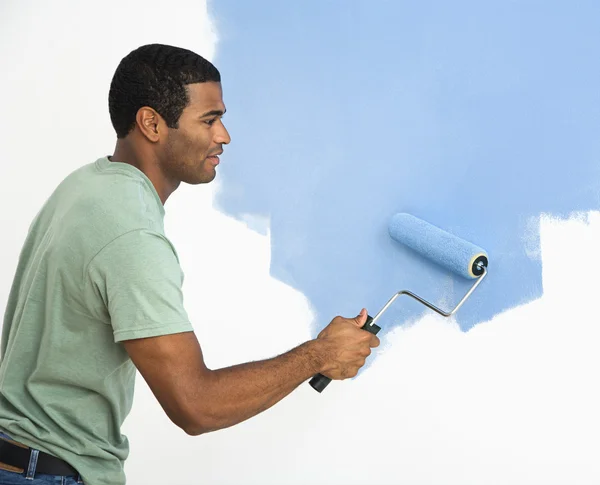 Hombre guapo pintando pared . — Foto de Stock