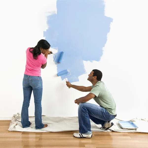 Couple peinture mur bleu . — Photo