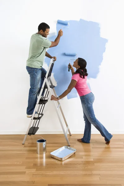 Couple peinture mur bleu . — Photo