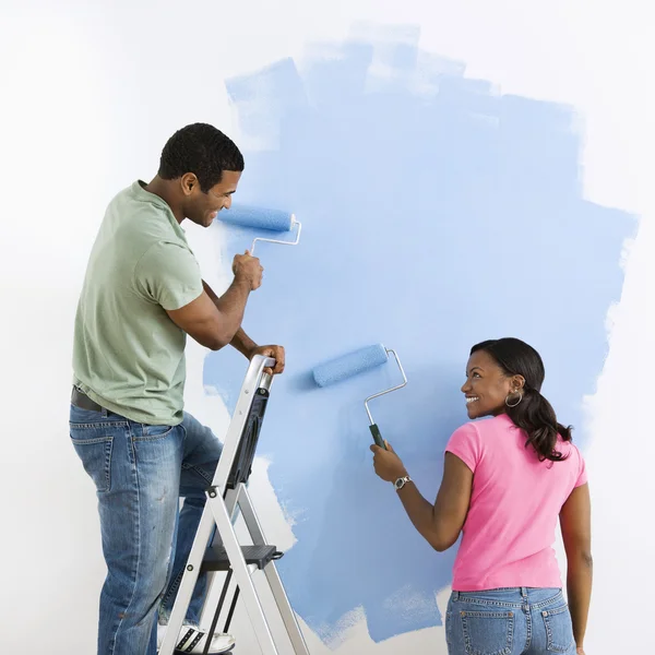 Pár malování společně. — Stock fotografie