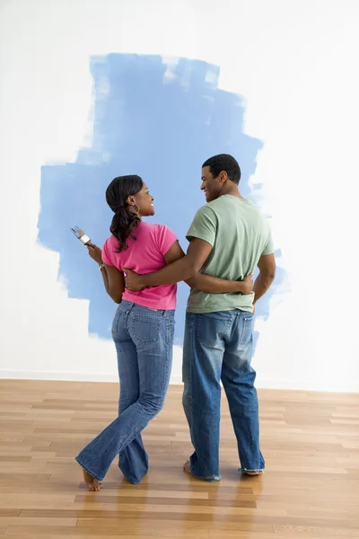 Homem e mulher olhando para pintura trabalho . — Fotografia de Stock