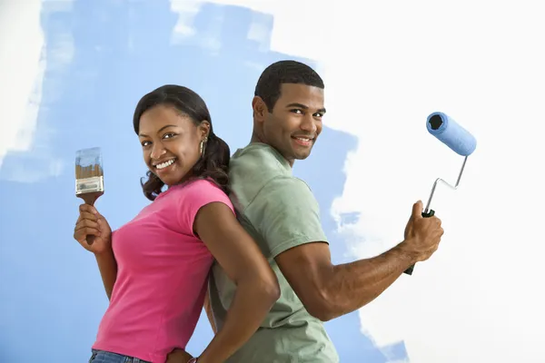 Man och kvinna redo att måla. — Stockfoto