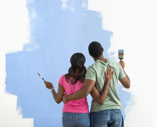 Άνδρα και γυναίκας, εξετάζοντας την εργασία χρωμάτων. — Φωτογραφία Αρχείου